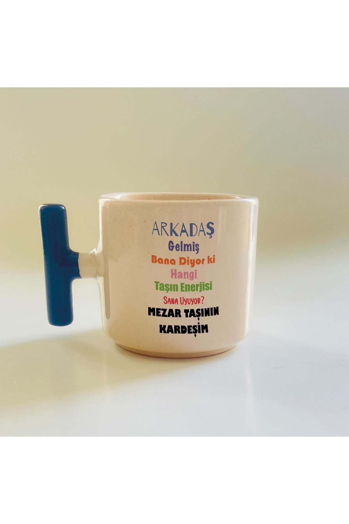 Arkadaş Gelmiş Bana Diyor ki Renkli Baskılı Mavi Kulplu T Kupa