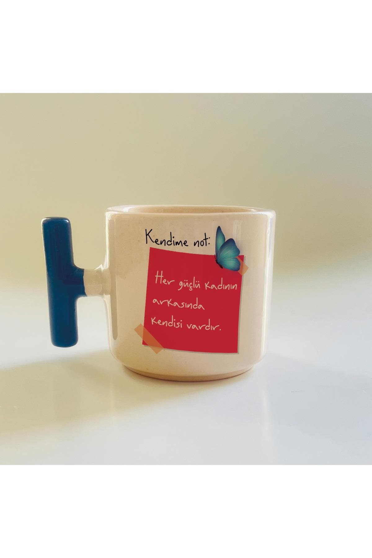 Kendime Not: Her Güçlü Kadının Arkasında Kendisi Vardır Kelebekli Kırmızı Baskılı Mavi Kulplu T Kupa