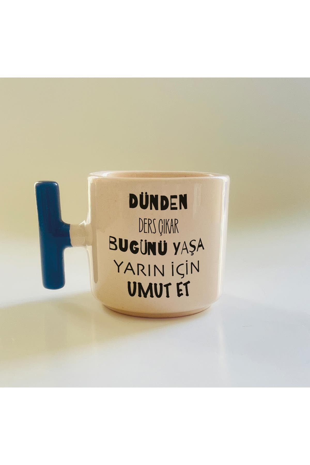 Dünden Ders Çıkar Bugünü Yaşa Yarın İçin Umut Et Yazılı Mavi Kulplu T Kupa