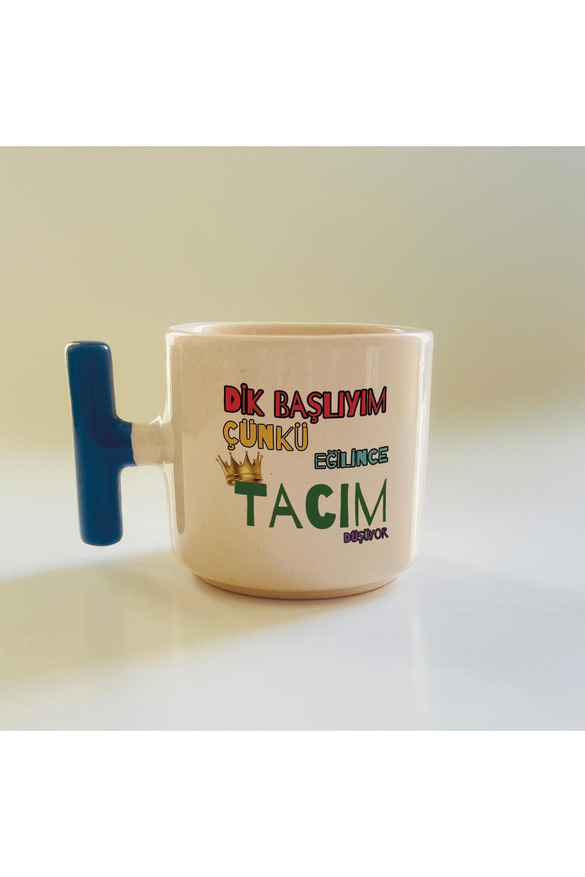 Dik Başlıyım Çünkü Eğilince Tacım Düşüyor Yazılı Mavi Kulplu T Kupa
