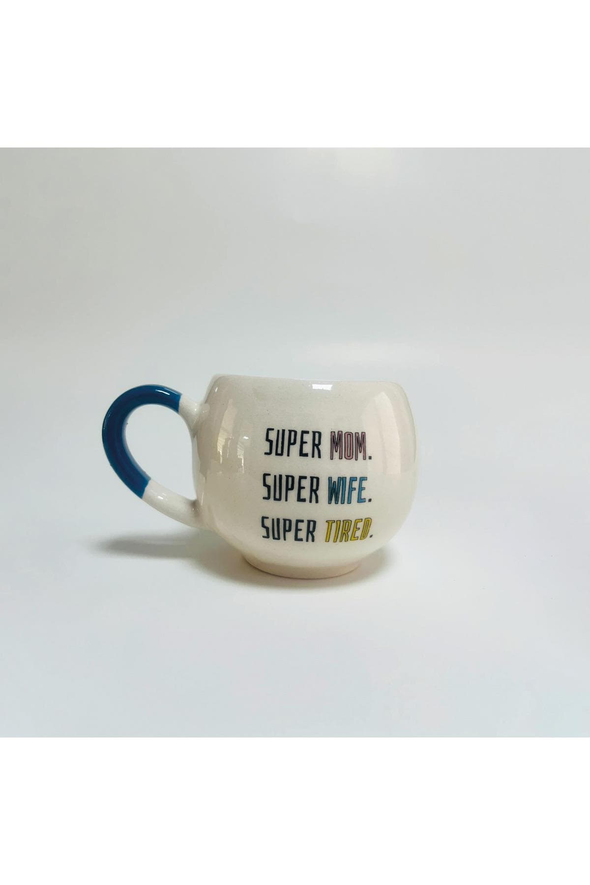 Super Mom, Super Wife, Super Tired Baskılı Mavi Kulplu Balon Kupa