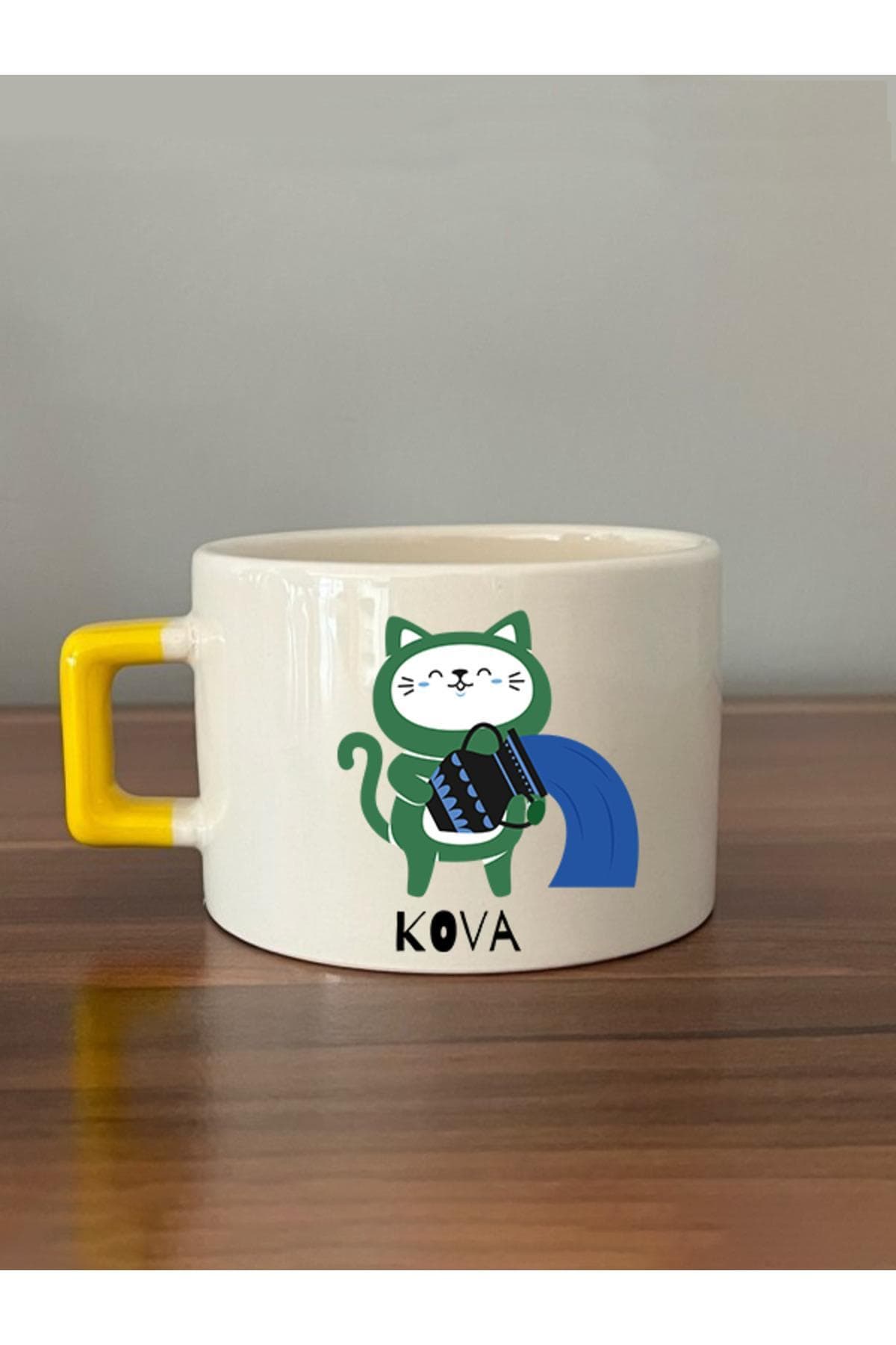 Kova Burcu Ve Onla Alakalı Komik Açıklama Baskılı Yeşil Kedili Sarı Kulplu Kare Espresso Fincanı