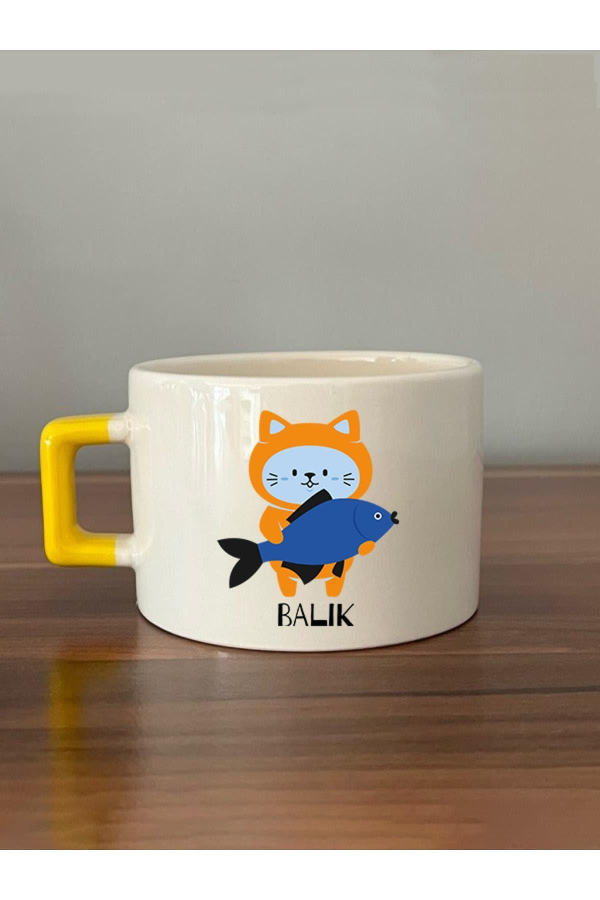 Balık Burcu Ve Onla Alakalı Komik Açıklama Baskılı Sarı Kulplu Kare Espresso Fincanı