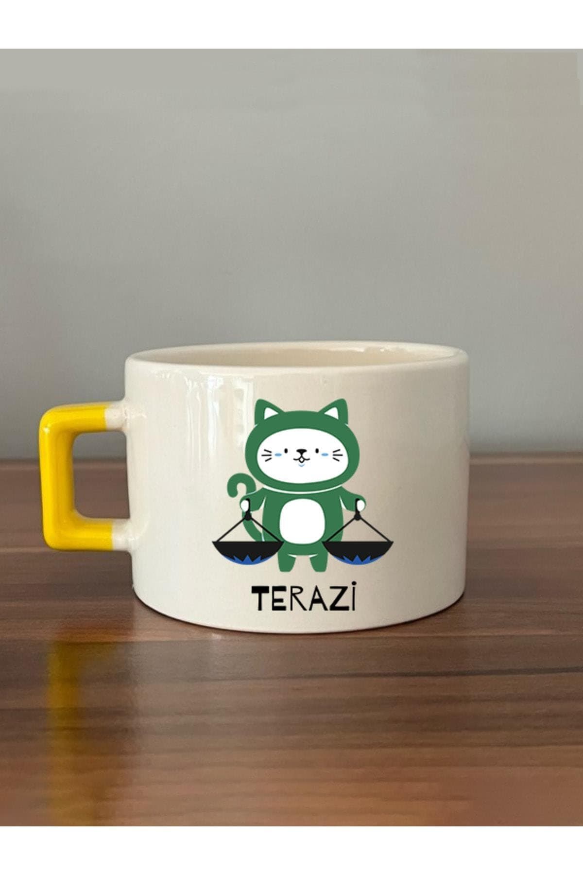 Terazi Burcu Ve Onla Alakalı Komik Açıklama Simgesi Baskılı Yeşil Kedili Sarı Kare Espresso Fincanı