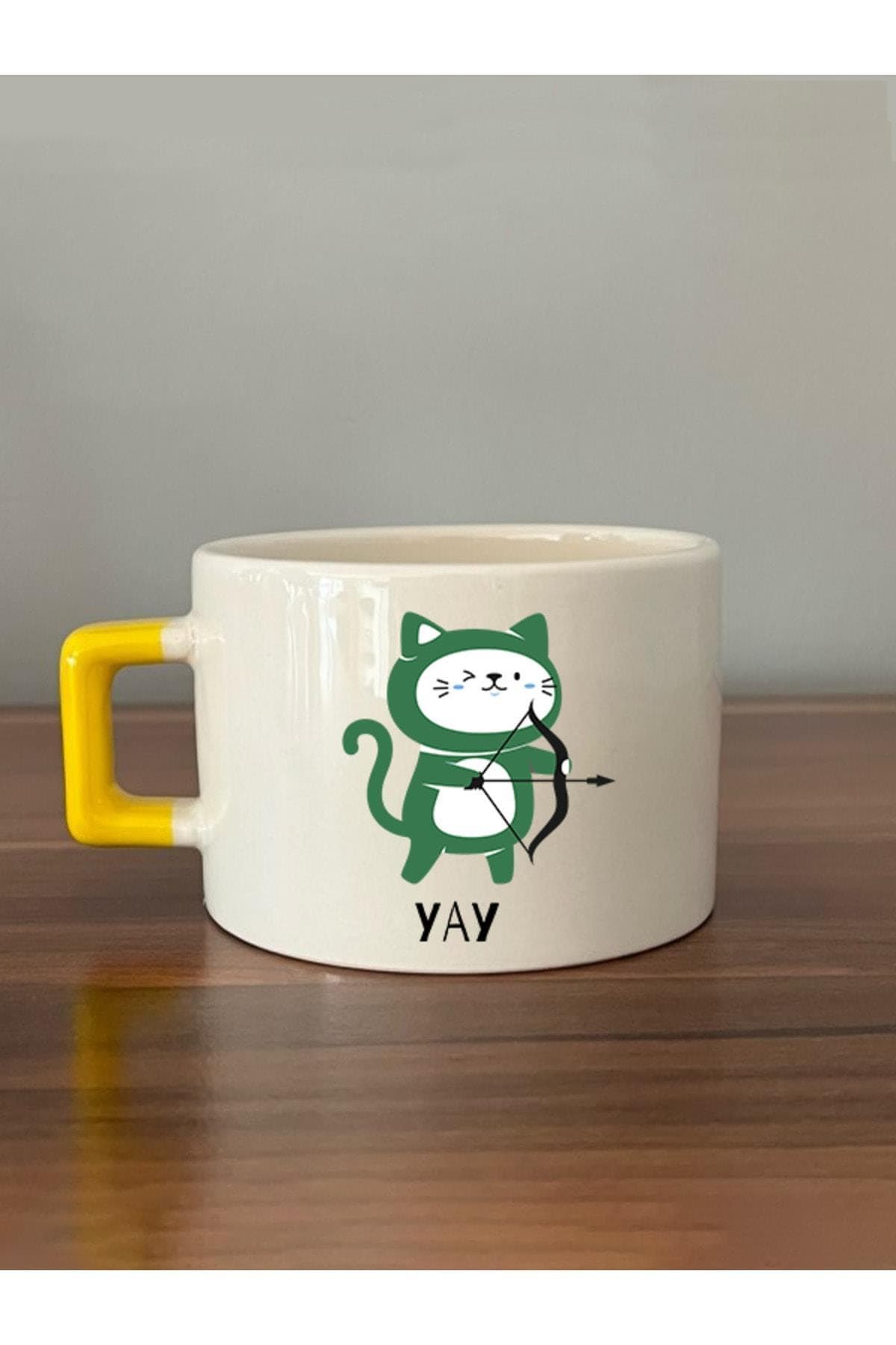 Yay Burcu Ve Onla Alakalı Komik Açıklama Simgesi Baskılı Yeşil Kedili Sarı Kare Espresso Fincanı