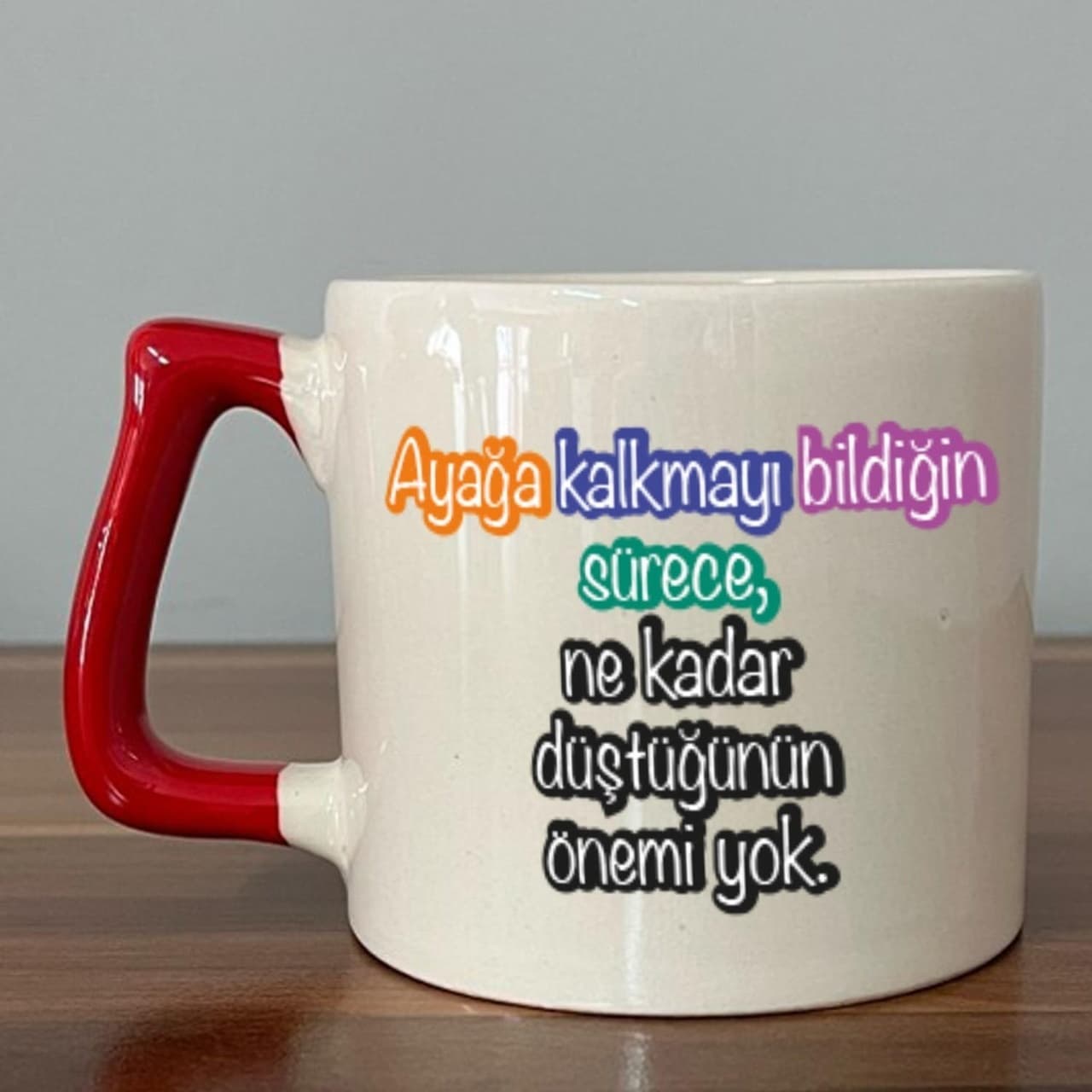 Mor Mürekkep Ayağa Kalkmayı Bildiğin Sürece Baskılı Kadınlar Günü Kırmızı Kulplu Prime Kupa