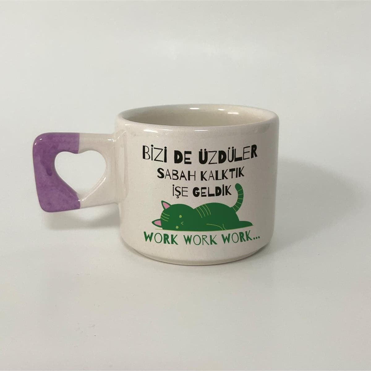 Bizi De Üzdüler Yeşil Kedi Baskılı Mor Kulplu Kalp Kupa