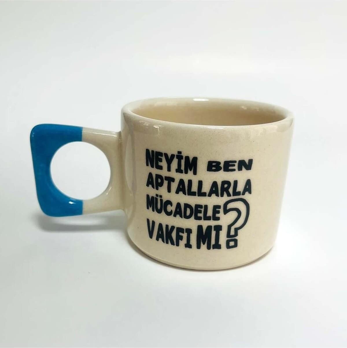 Mor Mürekkep Aptallarla Mücadele Vakfı Mı Baskılı Mavi Yuvarlak-kare Kulplu Kupa