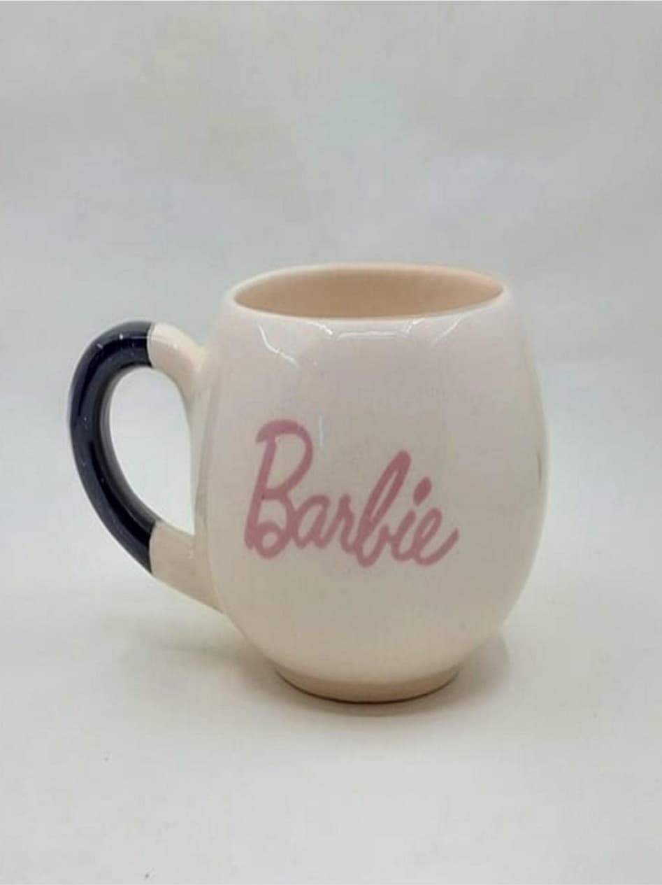 Mor Mürekkep Barbie Yazı Baskılı Siyah Kulplu Balon Kupa