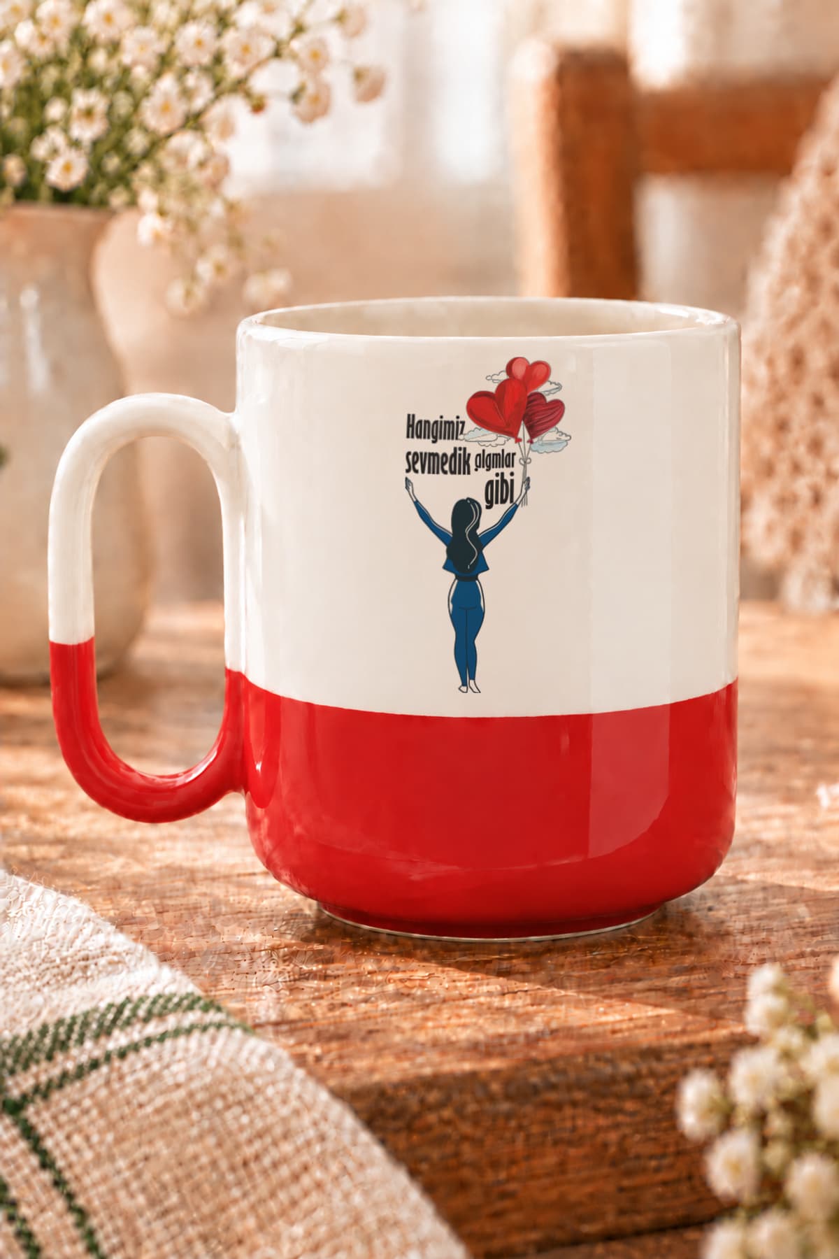Hangimiz Sevmedik Çılgınlar Gibi Balonlu Kız Baskılı Alt Yarısı Renkli Arya Kupa Bardak Fincan Mug