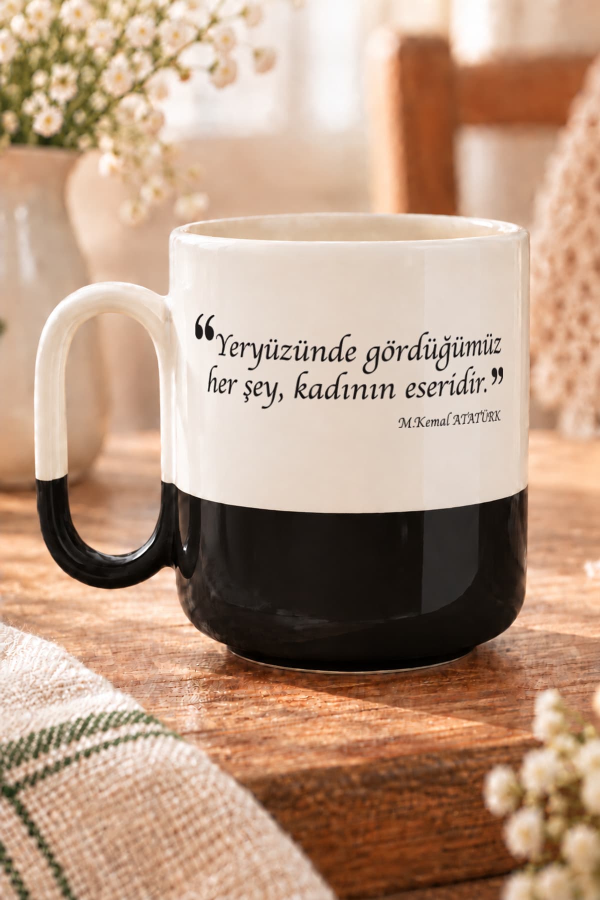 Yeryüzünde Gördüğümüz Her Şey Kadının Eseridir Baskılı Alt Yarısı Renkli Arya Kupa Bardak Fincan Mug