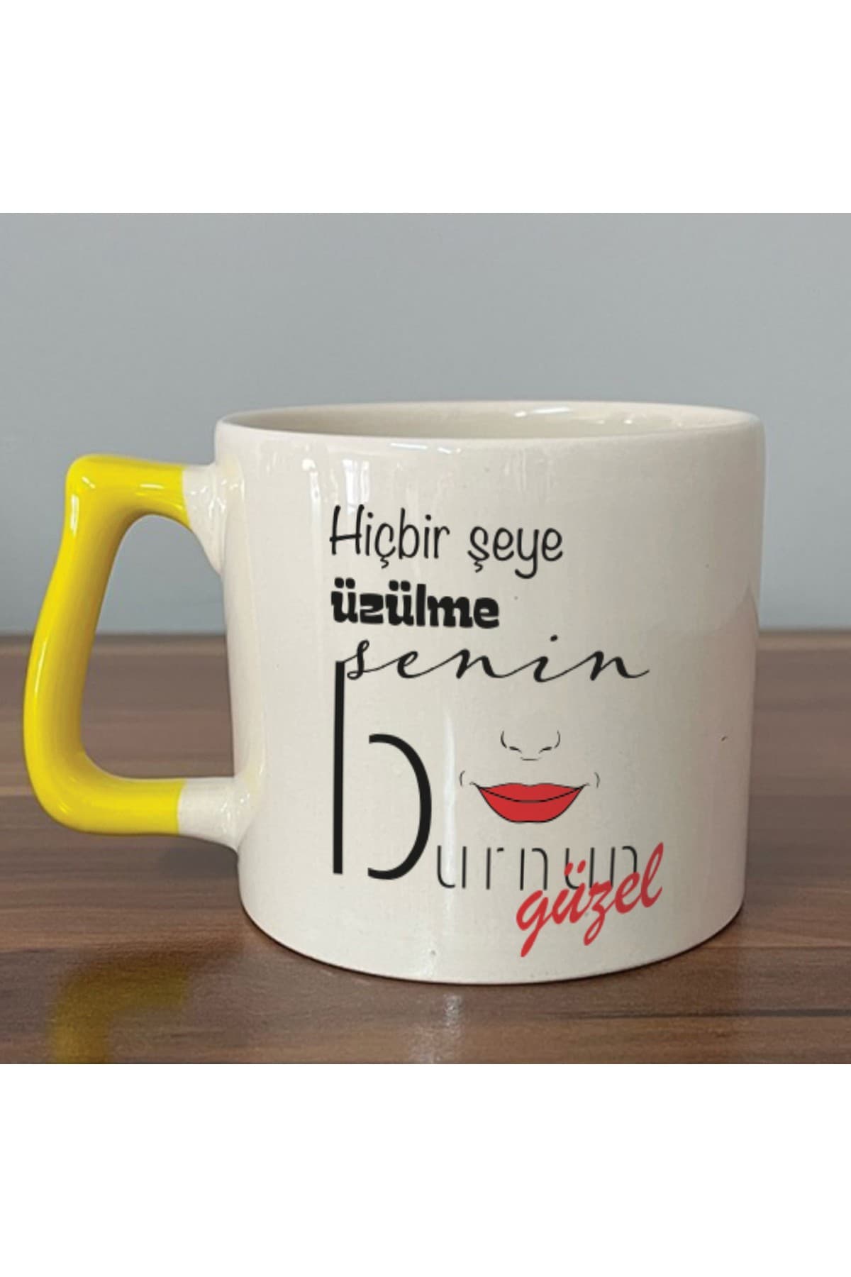 Hiçbir Şeye Üzülme Senin Burnun Güzel Baskılı Sarı Kulplu Prime Kupa Bardak Fincan Mug