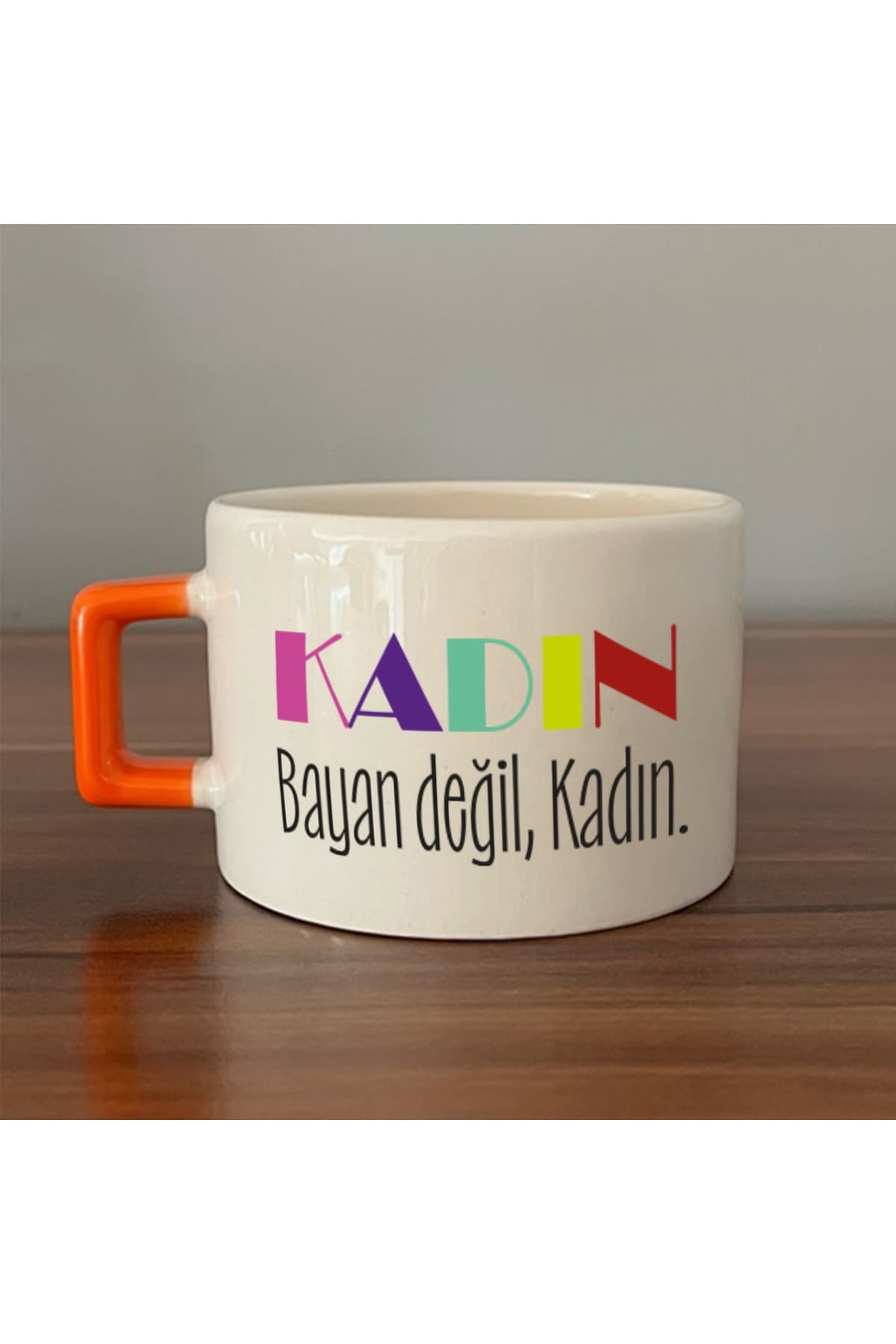 Kadın Değil Baskılı Turuncu Kulplu Kare Kupa - Kadınlar Günü Hediyesi Bardak Fincan Mug