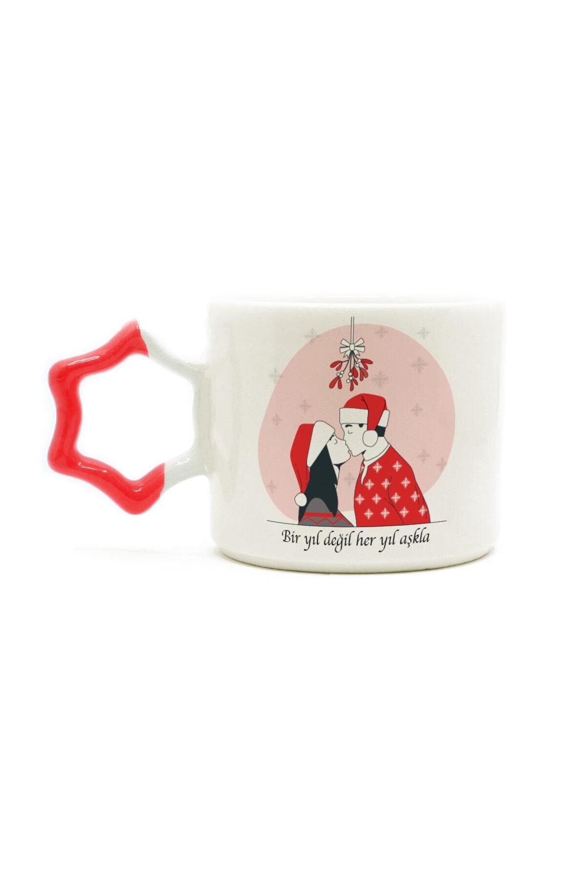 Bir Yıl Değil Her Yıl Aşkla Baskılı Kırmızı Kulplu Yıldız Kupa - Sevgiliye Hediye Bardak Fincan Mug