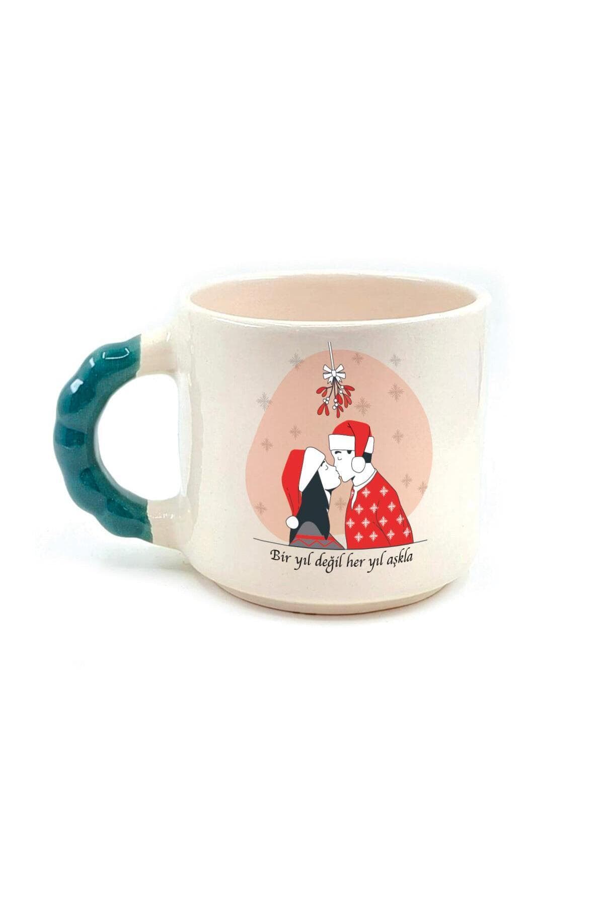 Bir Yıl Değil Her Yıl Aşkla Baskılı Yeşil Kulplu Boncuk Kupa - Sevgiliye Hediye Bardak Fincan Mug