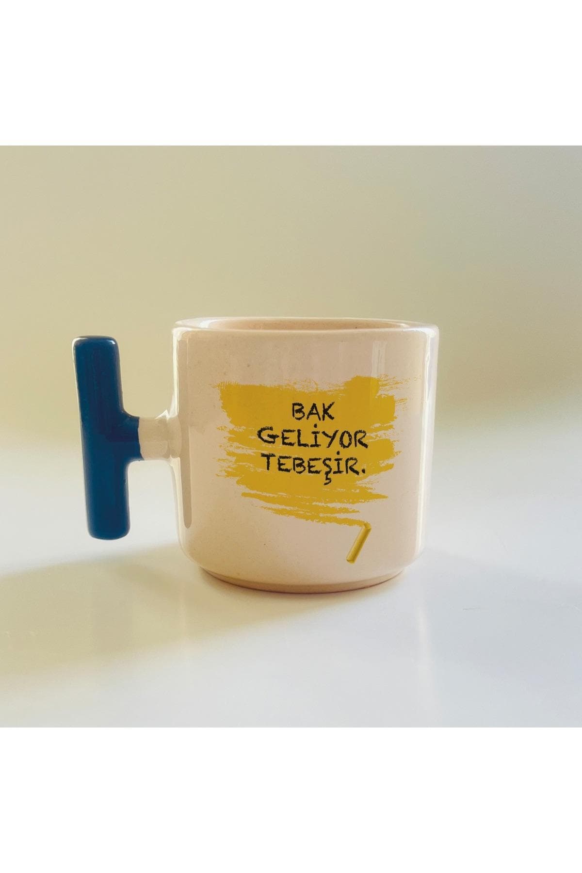 Bak Geliyor Tebeşir Baskılı Mavi Kulplu T Kupa - Öğretmenler Günü Hediyesi Bardak Fincan Mug
