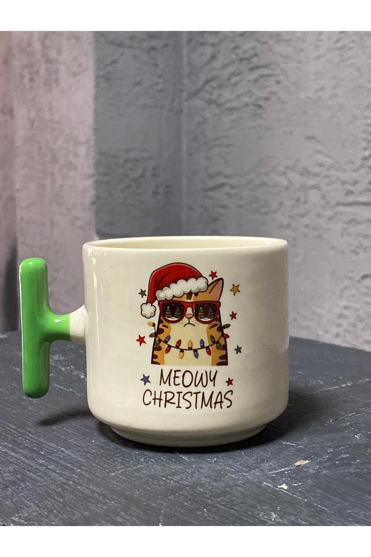 Meowy Christmast Güneş Gözlüklü Kedi Yeşil Kulplu T Yılbaşı Hediyesi Kupa