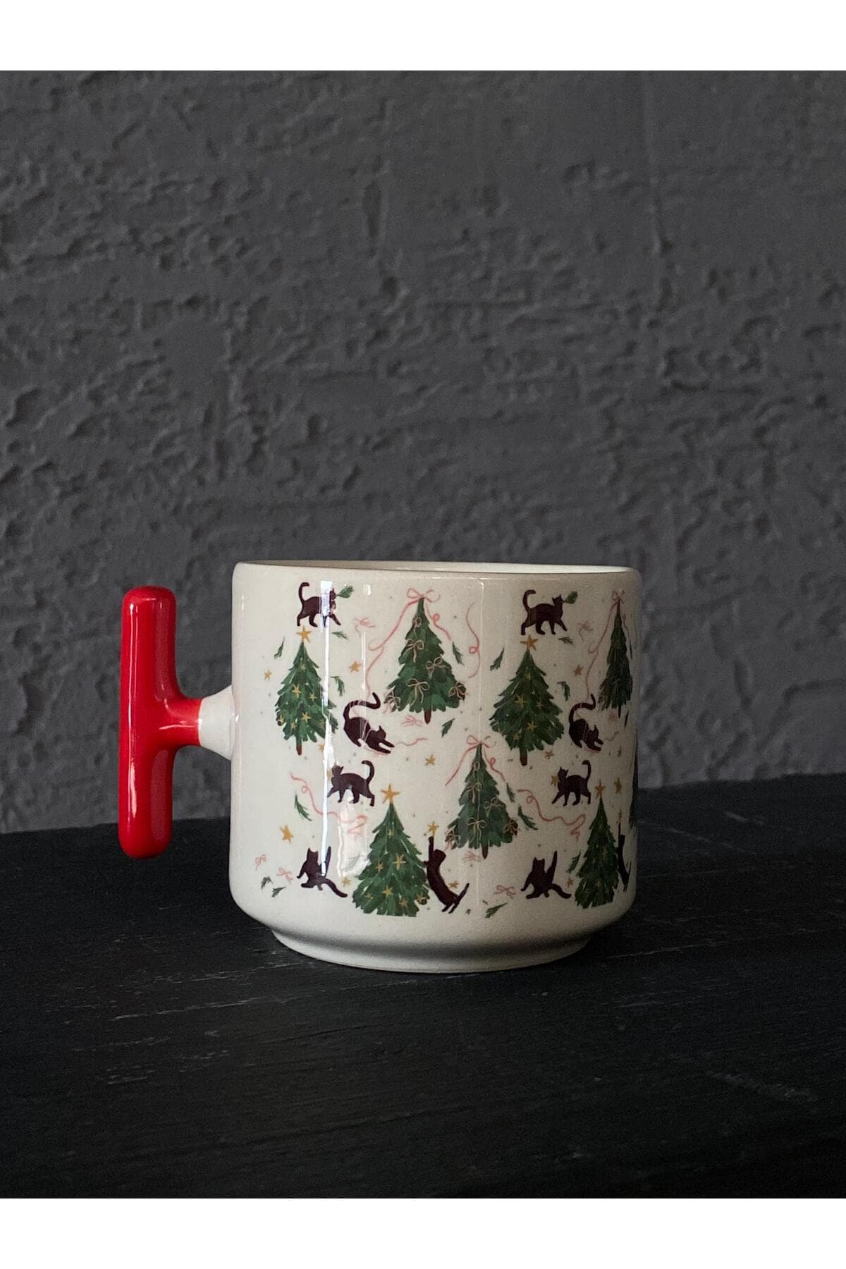 Siyah Kediler ve Çam Ağaçları Baskılı Kırmızı Kulplu T Yılbaşı Hediyesi Kupa