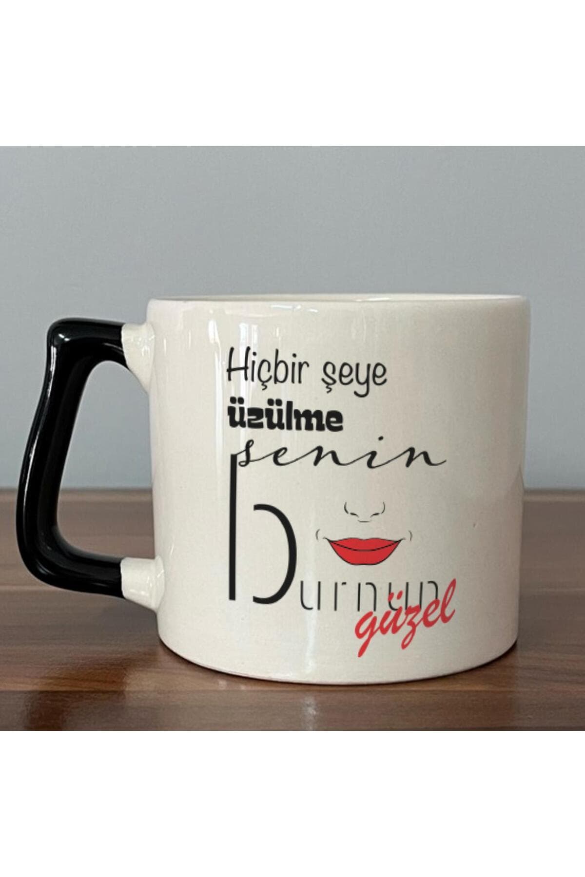 Hiçbir Şeye Üzülme Senin Burnun Güzel Baskılı Siyah Kulplu Prime Kupa