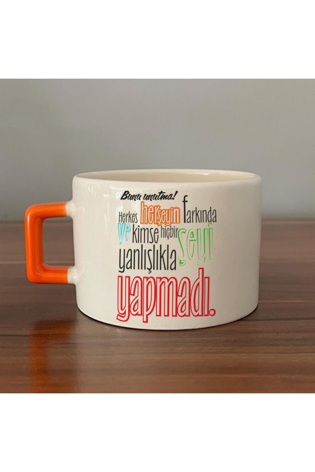 Bunu Unutma! Herkes Herşeyin Farkında Baskılı Turuncu Kulplu Kare Espresso Fincanı