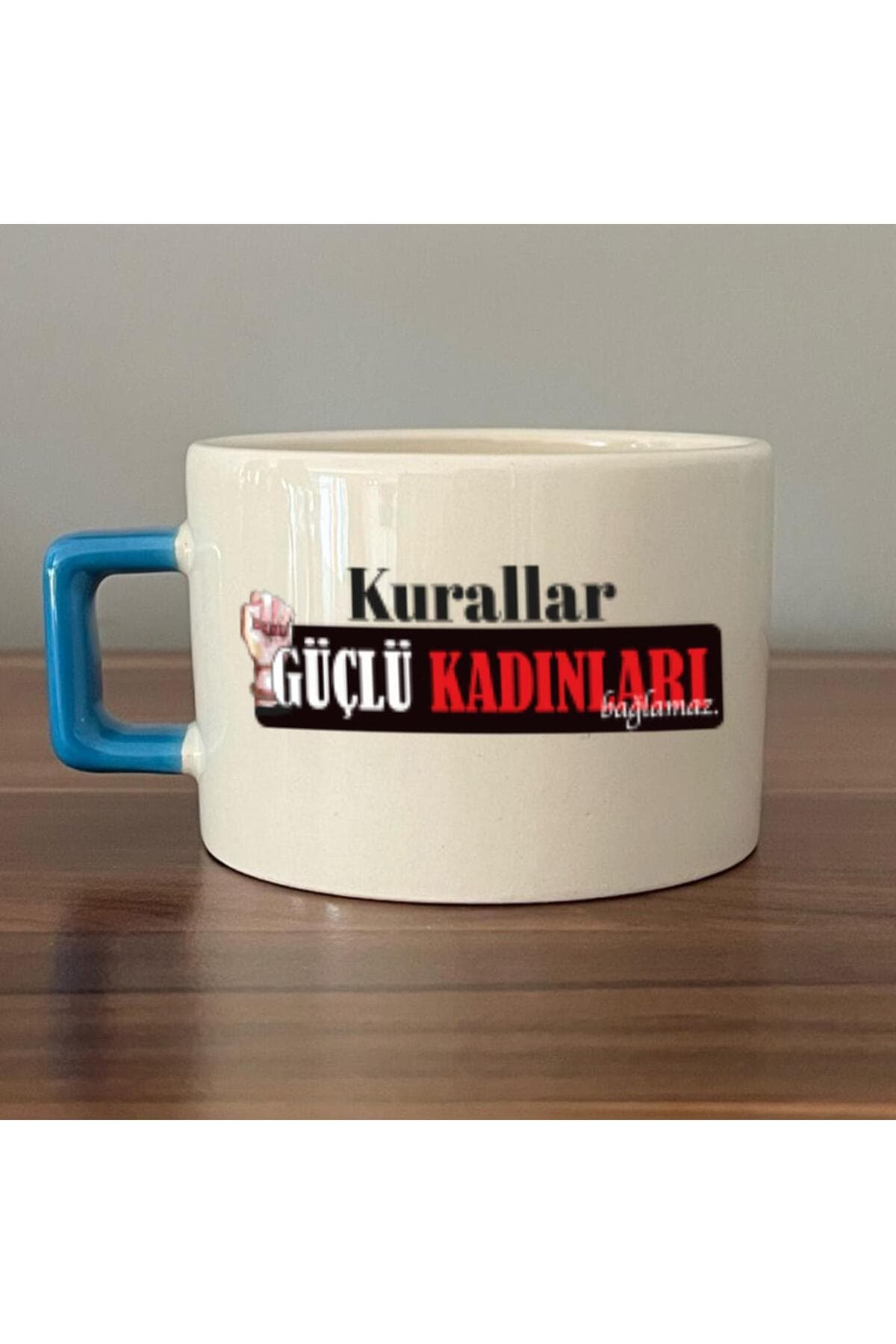 Kurallar Güçlü Kadınları Bağlamaz Baskılı Kadınlar Günü Mavi Kulplu Kare Espresso Fincanı
