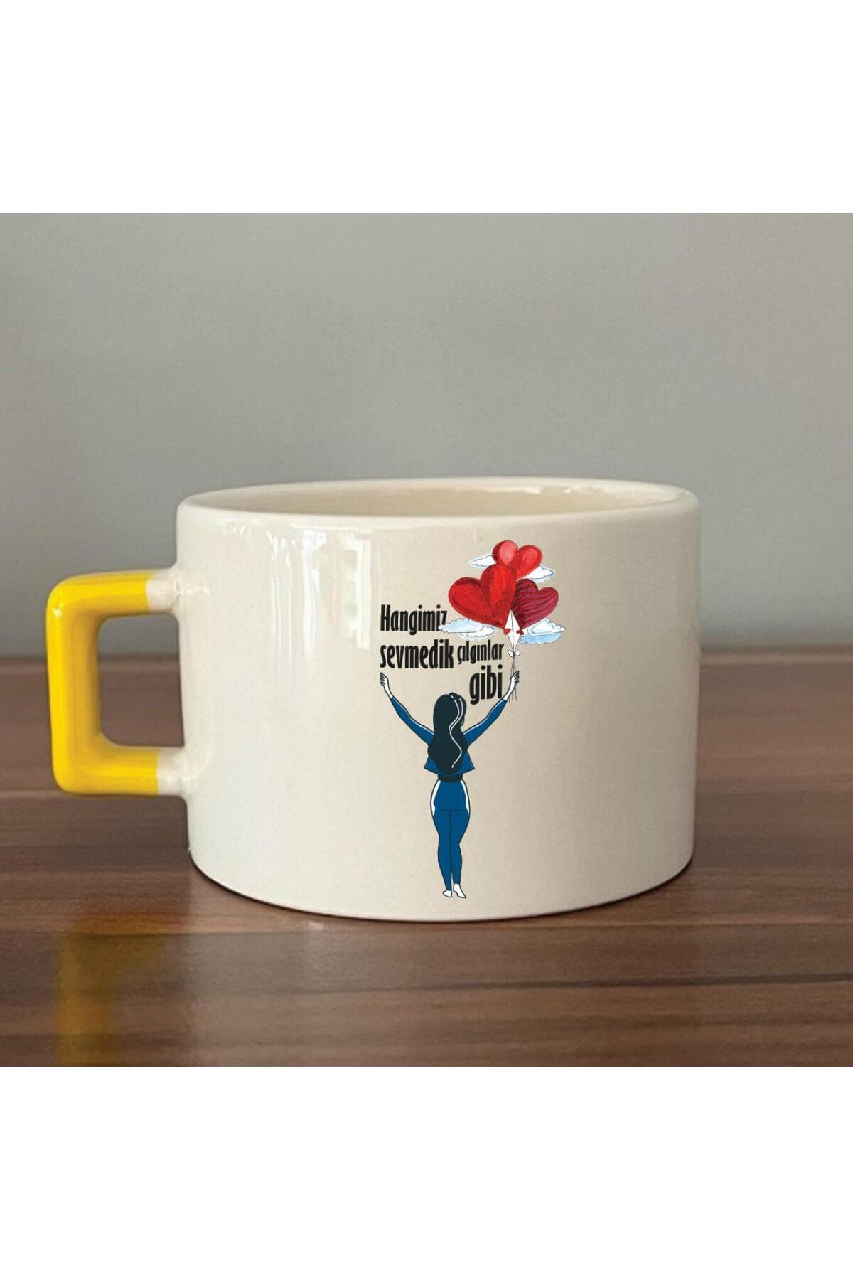 Hangimiz Sevmedik Çılgınlar Gibi Balonlu Kız Baskılı Sarı Kulplu Kare Espresso Fincanı